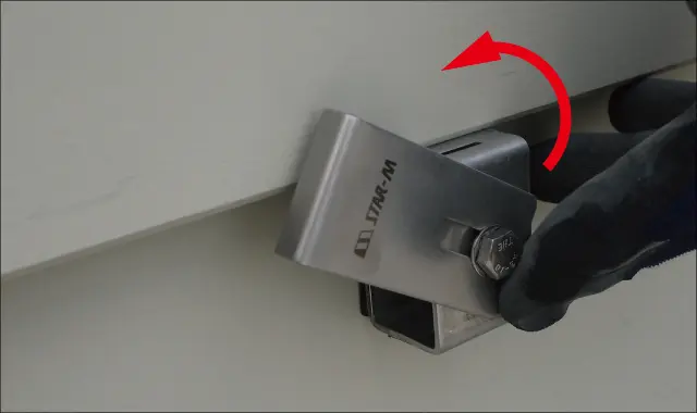 矢印方向に回す