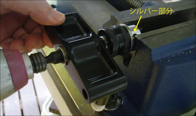 チャックをドリルスタンドから外す