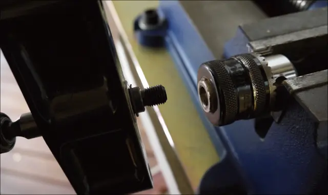 チャックをドリルスタンドから外す