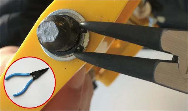 スナップリングプライヤーを穴に入れる