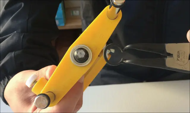 C型止め輪を外す