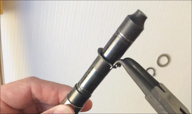 C型止め輪を外す