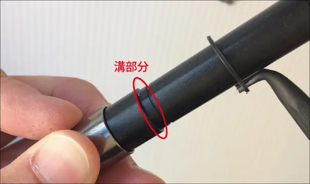 C型止め輪をセットする