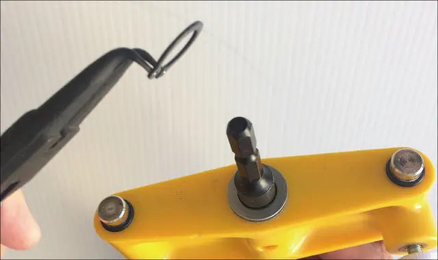 C型止め輪をセットする